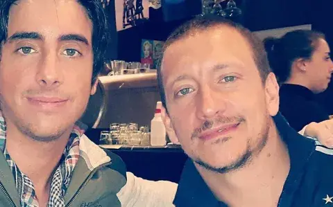 El inesperado homenaje de Nico Vázquez a su hermano Santiago sobre el escenario El inesperado homenaje de Nico Vázquez a su hermano Santiago sobre el escenario