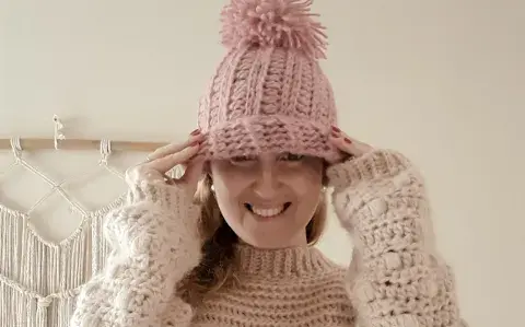 Se viene el frío 🧶: hacé un gorro y cuello de lana con este patrón GRATUITO