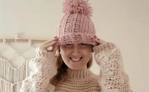 Naty, de @lasmononas.arg, nos comparte un tutorial gratuito para tejer un gorro de lana y un cuello para el invierno