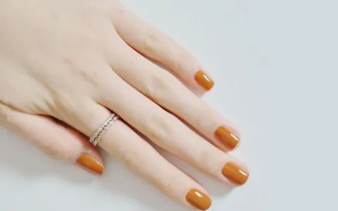 7 diseños de nail art que llevan el tono mostaza al límite.