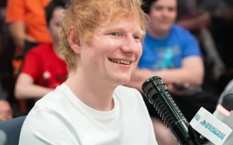 Ed Sheeran se presentó en un hospital de niños de Boston.