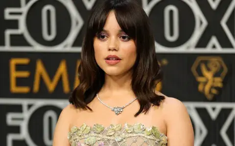 Kitty cut: así es el corte de pelo tendencia que usa Jenna Ortega este invierno