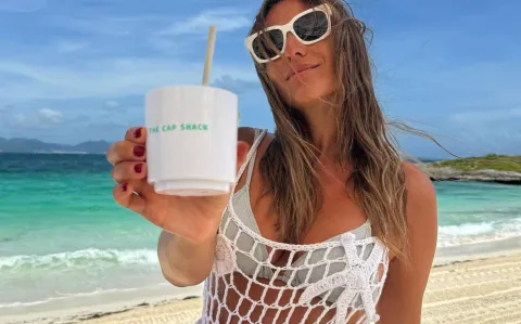 Pampita adelanta la prenda tejida que será furor en el verano 2025 