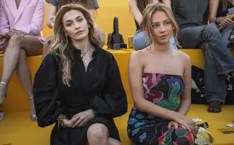 Paris Jackson ignoró a Ester Expósito en un desfile y las imágenes se viralizaron