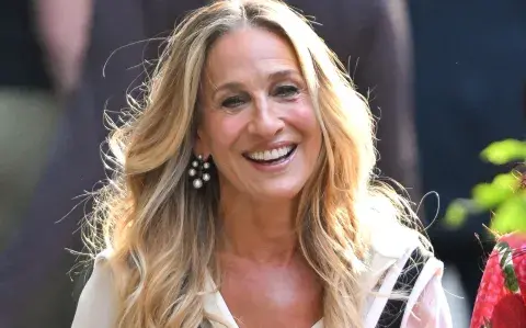 Sarah Jessica Parker sorprendió con un look black and white en And Just Like That