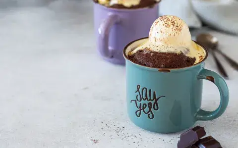 Brownie en taza sin azúcar: un desayuno saludable y rico en 2 minutos