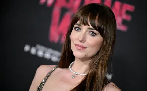 Mechones largos y moño recogido: la tendencia con la que Dakota Johnson impone estilo