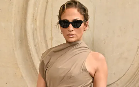 JLo se sumó a la tendencia Y2K con un jean mega tiro bajo