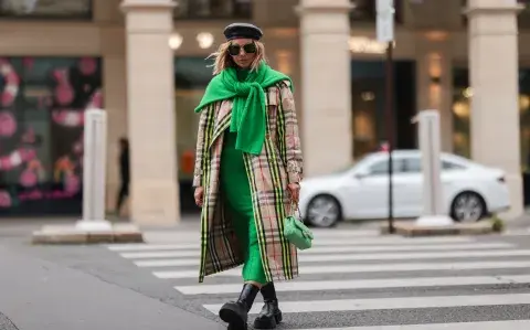 8 looks de street style con trench coat para los días de lluvia