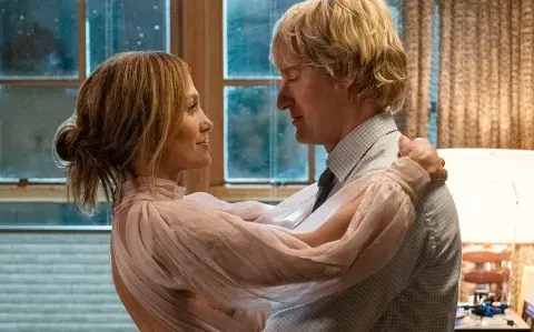 La película romántica con Jennifer Lopez y Owen Wilson que la rompe en Netflix