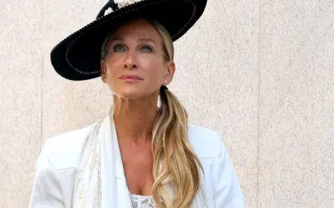 Sarah Jessica Parker apostó por un vestido romántico total white y causó furor