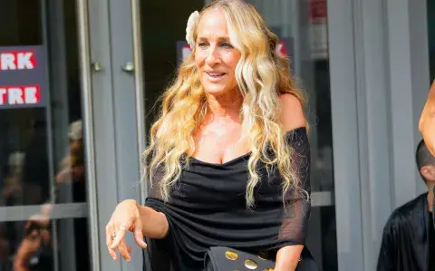 El look total black de Sarah Jessica Parker que desató teorías sobre And Just Like That