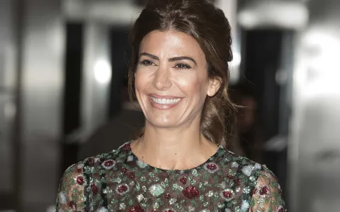 Juliana Awada se sumó al shiny look con un vestido sexy y elegante