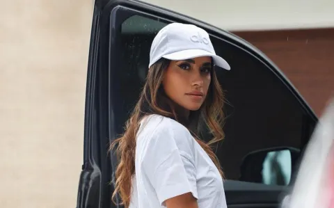 Antonela Roccuzzo impactó con su look total white: equipo sastrero y top XS