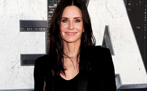 Así es la bandolera de Courteney Cox que seguro tenés en tu placard: ¿dónde conseguirla? 