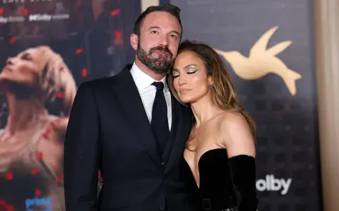 Ben Affleck y Jennifer Lopez en la premiere de "This Is Me...Now: A Love Story".