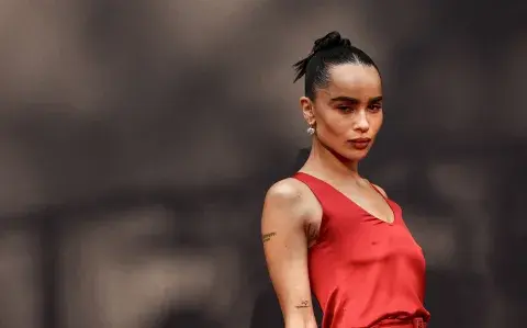 Al rojo vivo: Zoë Kravitz marca tendencia con su look en la premiere de Parpadea dos veces