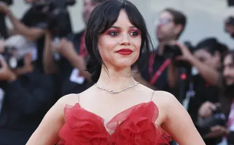 En el Festival de Venecia, Jenna Ortega presenta Beetlejuice 2 con un look icónico