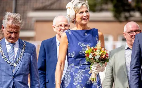 Maxima Zorreguieta deslumbra con un vestido pintado a mano y aros de fantasía Maxima Zorreguieta deslumbra con un vestido pintado a mano y aros de fantasía