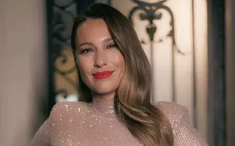 La reina de los brillos y el plateado: Pampita impacta con un nuevo look