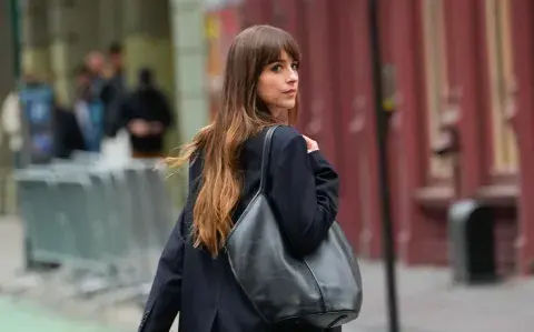 La prenda que necesitás este invierno con la que Dakota Johnson impone tendencia