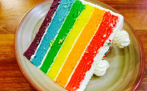 Receta de torta multicolor para celebrar las infancias: fácil, rica y sin prender el horno