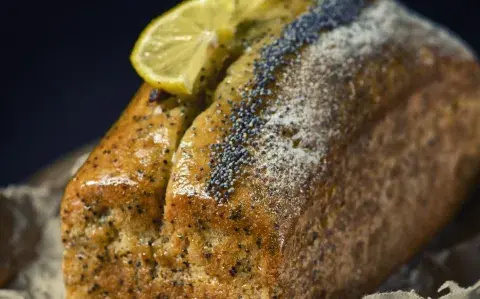 Budín de limón sin TACC ni azúcar con un toque de amapolas, ideal para la merienda