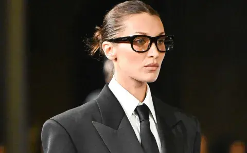 La vuelta del "power suit": así lo lució Bella Hadid en París en homenaje a Yves Saint Laurent