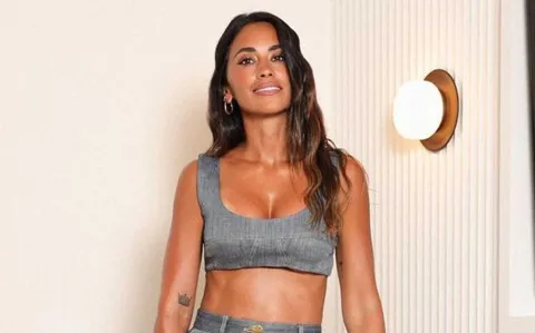 Alerta tendencia 2025: el look de dos piezas de Antonela Roccuzzo y su cartera de lujo 