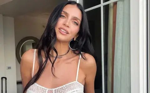  Zaira Nara deslumbra con un naked dress, la prenda tendencia para looks nocturnos