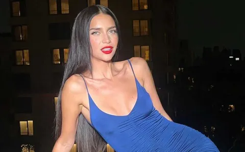 Zaira Nara eligió un vestido azul noche que será el protagonista de la temporada