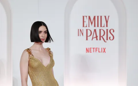 El impactante look de Lily Collins en la premiere de Emily in... Roma