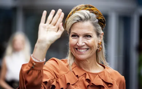 Máxima Zorreguieta brilla con un look total orange y un inesperado detalle de plumas