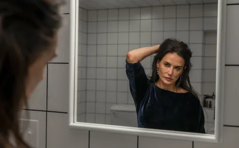 La sustancia: Demi Moore protagoniza esta sátira sobre la belleza y la juventud eterna