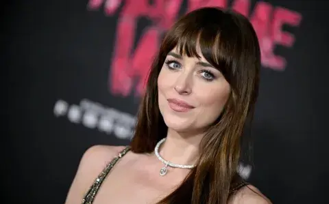 Dakota Johnson deslumbró con su look en el desfile de Gucci