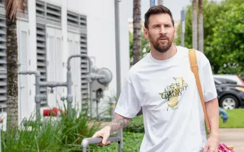 Cuánto cuesta el llamativo bolso de Louis Vuitton que usó Lionel Messi