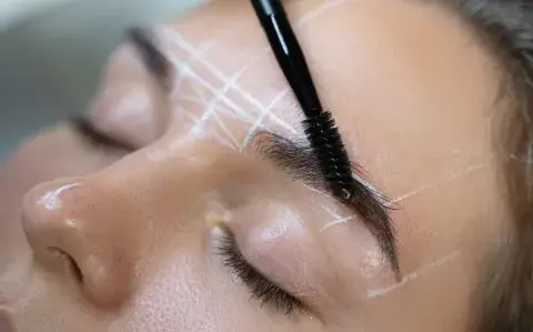  'Airbrush brows': la nueva técnica para las cejas con aerógrafo que es furor