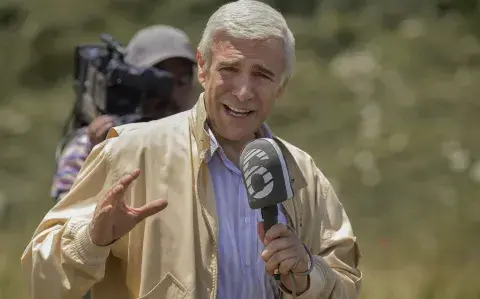 Leo Sbaraglia brilla en "El hombre que amaba los platos voladores", el estreno argentino de Netflix