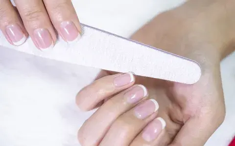 Uñas con rayas: qué significa tener estas marcas y qué dicen sobre vos 