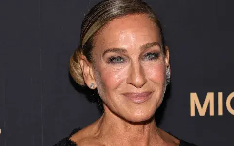 Sarah Jessica Parker apostó por un vestido de encaje que se robó todas las miradas