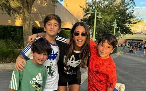 Antonela Roccuzzo regresó junto a sus hijos a los parques de Disney