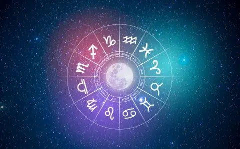 La rueda zodiacal, con los símbolos de los 12 signos astrales.