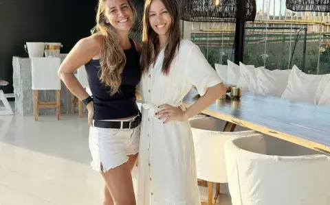 Pampita junto a la diseñadora que hizo aportes recientes en la galería.