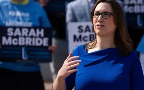 Quién es Sarah McBride, la primera senadora trans en el Congreso de EE.UU.