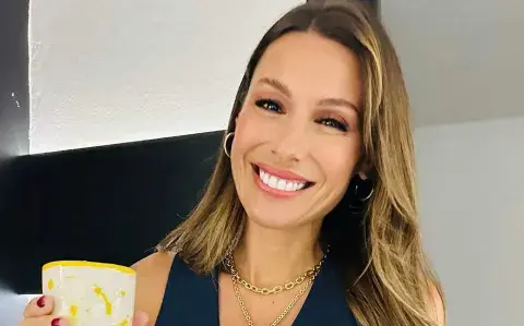 Pampita apostó a un look sastrero con uno de los tonos de la temporada