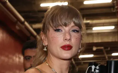 Taylor Swift impone tendencia con el viral de maquillaje de Tik Tok: las pecas de glitter