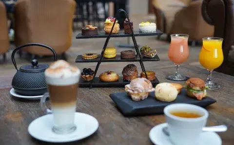 Plan brunch, almuerzo o merienda: 3 propuestas accesibles para comer en hoteles cinco estrellas 