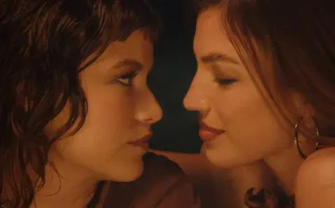 Sofía Reyes protagoniza el video de BI junto a Stef Roitman.