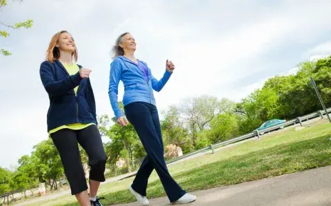 Las mujeres que salen a caminar juntas son más felices, según un estudio