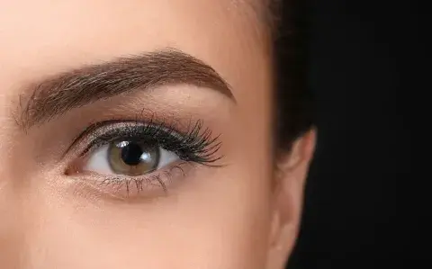 Cejas y pestañas al natural: las dos grandes tendencias del 2025 Cejas y pestañas al natural: las dos grandes tendencias del 2025